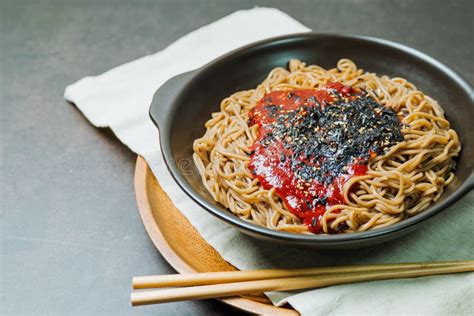  단동 막국수: 매콤하면서도 상큼한 국물과 쫄깃한 면의 조화가 빚어내는 단동 특별한 맛!