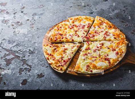  Tarte Flambée: 아삭한 빵皮와 구운 양파의 조화가 완벽한 알사스 전통 디쉬!