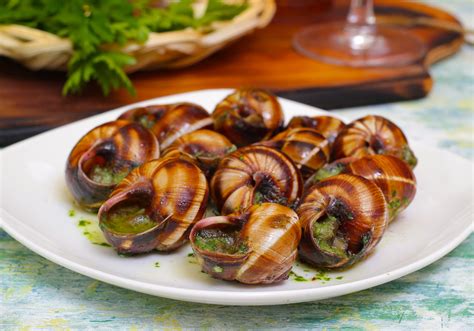  부르고뉴  snails à la bourguignonne: 달콤한 와인과 버터의 조화가 일으키는 낭만적인 스테이크 미니어처!