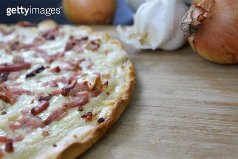  Tarte Flambée:  당신의 입맛을 사로잡을 프랑스 알자스 지역의 구운 파이 탐험!